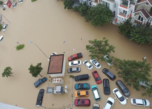 Mưa lớn nhấn chìm nhiều khu vực ở Nha Trang, hàng trăm ô tô ngập trong nước lũ