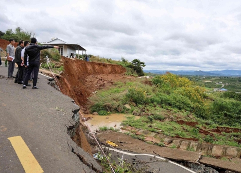 Mưa lũ gây sạt lở nghiêm trọng ở Tây Nguyên - Nam Trung Bộ, nhiều tuyến đường bị chia cắt