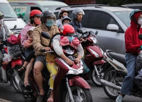 Chở trẻ em trên xe máy: Nhiều phụ huynh vô tình vi phạm luật vì thiếu hiểu biết