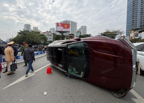 Ô tô lật nghiêng sau va chạm liên hoàn ở Ngã tư Sở, tài xế có biểu hiện bất thường