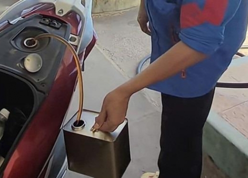 Nhân viên cây xăng rút lại xăng vì không nhận chuyển khoản, khách phải dắt xe máy rời đi