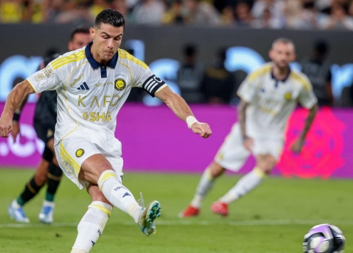 Ronaldo trượt pen rồi ghi bàn, giúp Al Nassr hạ Al Khaleej