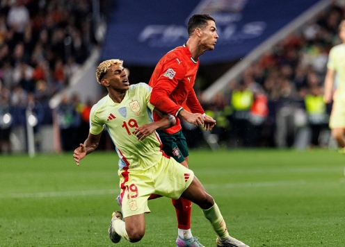 Cổ động viên: 'Ronaldo đã thay Messi tắm cho Yamal'