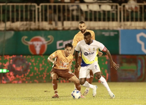 Thắng HAGL trong thế thiếu người, SLNA trụ hạng V-League