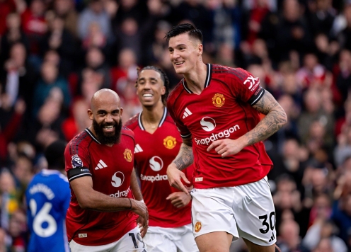 Tiền đạo cao 1m95 báo tin không thể vui hơn tới MU