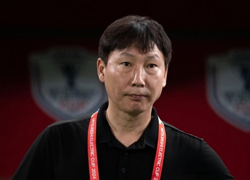 Báo Hàn Quốc gọi HLV Kim Sang Sik là 'cơn sốt' trước chung kết SEA Games