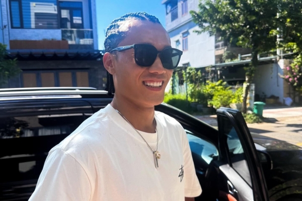 Thủ môn Bùi Tiến Dũng 'gây sốt’ với kiểu tóc lạ mắt