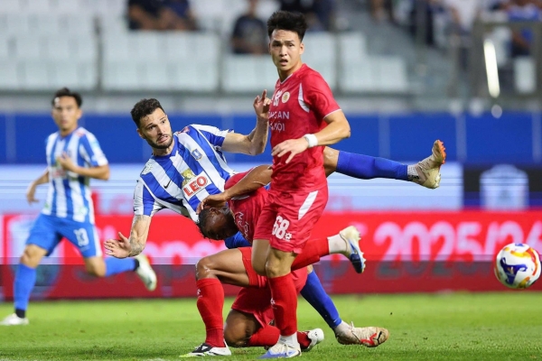 Trung vệ ĐT Việt Nam phải khâu 14 mũi