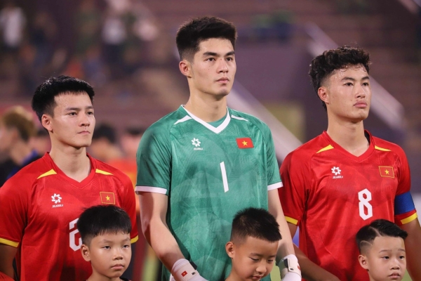 Trung Kiên sánh ngang thủ môn Hàn Quốc và Australia