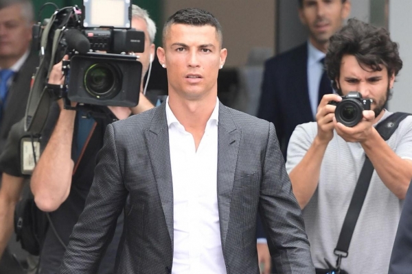 Đúng nửa đêm, Ronaldo có 'hành vi' điên rồ khiến đồng đội sửng sốt