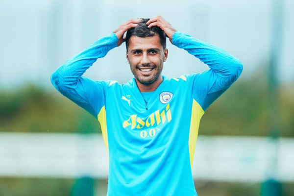 Pep Guardiola khiến CĐV Man City hụt hẫng về Rodri