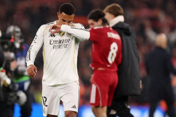 Liverpool rúng động vì CĐV gửi 'tạm biệt chuột' đến Arnold