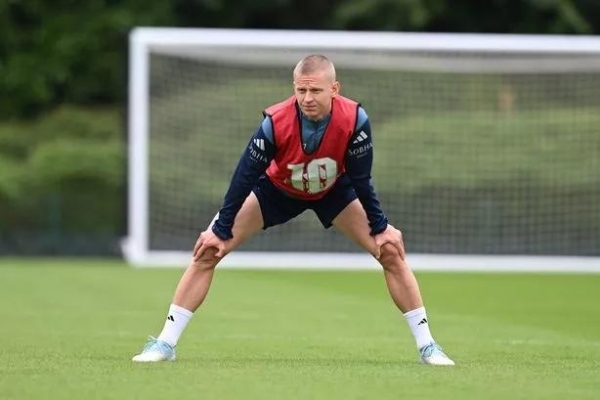 Mới ký hợp đồng 2 ngày, cựu sao Arsenal đã phải nhận tin dữ