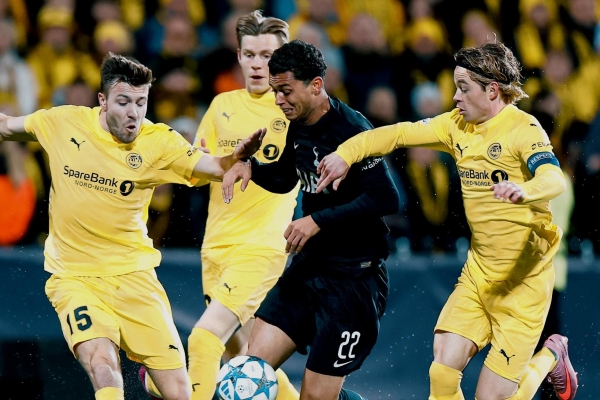 Ghi bàn phút cuối, Tottenham hòa hú vía trước đội bóng tí hon