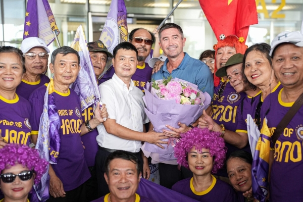 CĐV vây kín Harry Kewell tại Hà Nội