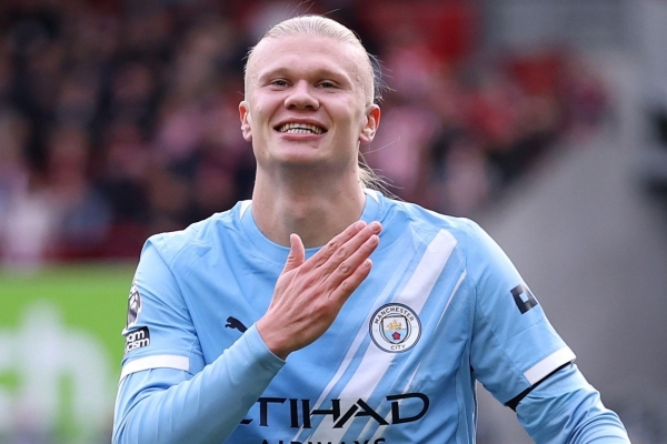 Erling Haaland ngồi 'chung mâm' với 2 huyền thoại