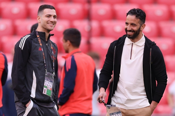 HLV Amorim có họ hàng với cầu thủ tệ nhất MU