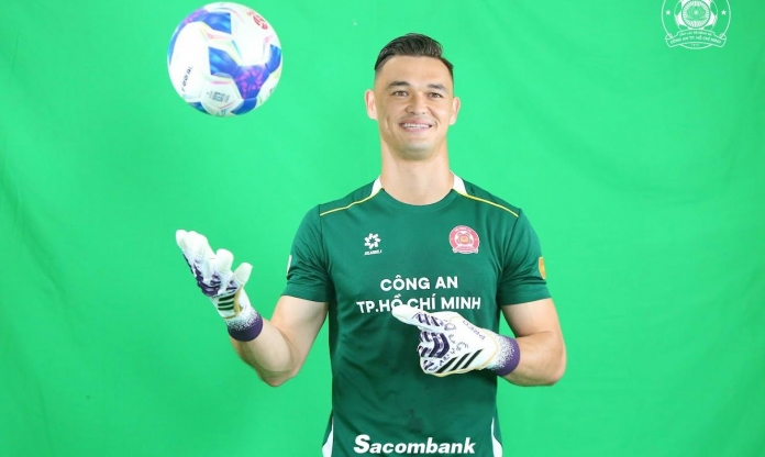 Thủ môn Việt kiều xúc động khi sắp nhập tịch Việt Nam