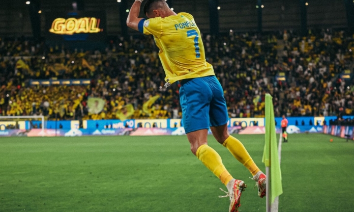 Tỏa sáng rực rỡ, Ronaldo đi vào lịch sử bóng đá với ngôi vị số 1