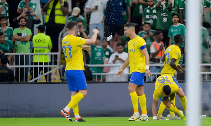 CĐV ném 'mưa chai lọ' vào Ronaldo, nhưng đồng đội Otavio ăn đạn