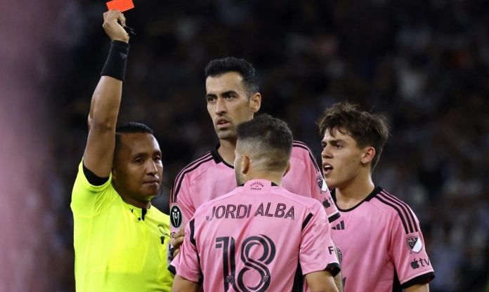 CĐV hô vang Ronaldo hướng về Messi ngày Inter Miami thua tủi hổ