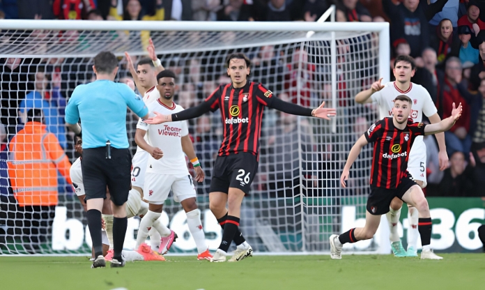 CĐV phẫn nộ khi VAR mang lại 1 điểm cho Man United