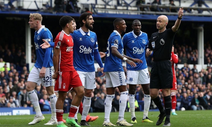 Nottingham tuyên bố trọng tài 'ăn cắp 3 quả penalty', là fan của đối thủ