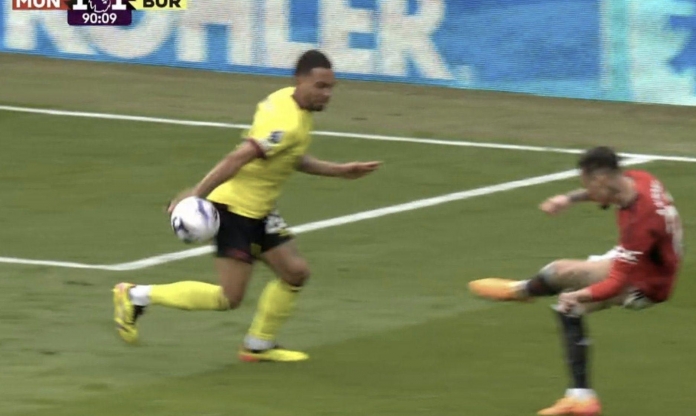 Vì sao MU không được penalty dù bóng chạm tay trong vòng cấm?