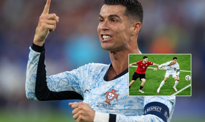 Ronaldo bị cười chê sau pha bị kéo áo trong vòng cấm