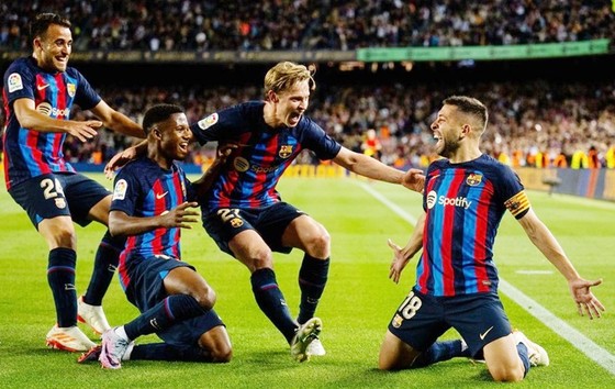 Huyền thoại Barca nằm trong tầm ngắm của Atletico