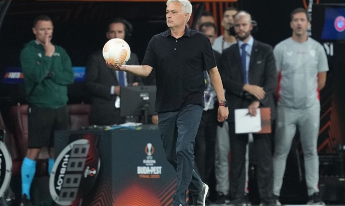 Thua Sevilla, Mourinho 'lại' vứt huy chương