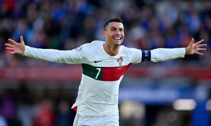 Giống Messi, Ronaldo cũng có cho riêng mình một 'vệ sĩ' đặc biệt ngay trên sân