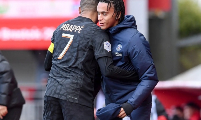 Tiếp bước anh trai, Ethan Mbappe chào sân đáng nhớ tuổi 16 trong màu áo PSG