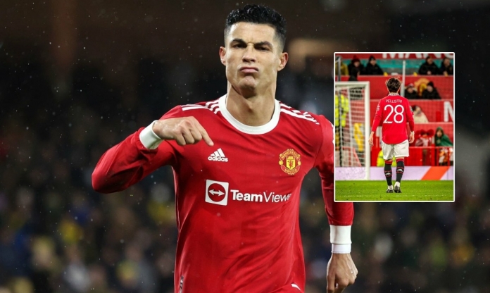 Ronaldo tiếp tục 'đại náo' Old Trafford khi tài năng trẻ MU réo tên