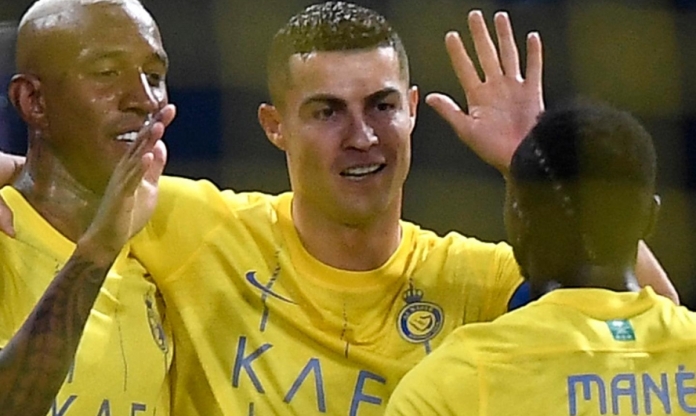 VIDEO: Ronaldo, Mane và Talisca bị cầu thủ 20 tuổi đánh bại trong thử thách sút 2 chạm