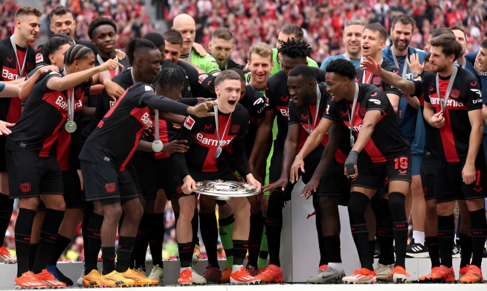 Khoảnh khắc Bayer Leverkusen nâng cao cúp vô địch Bundesliga