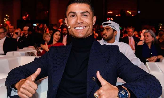 Ronaldo bị đáp trả ngay sau khi nhận giải ở Dubai