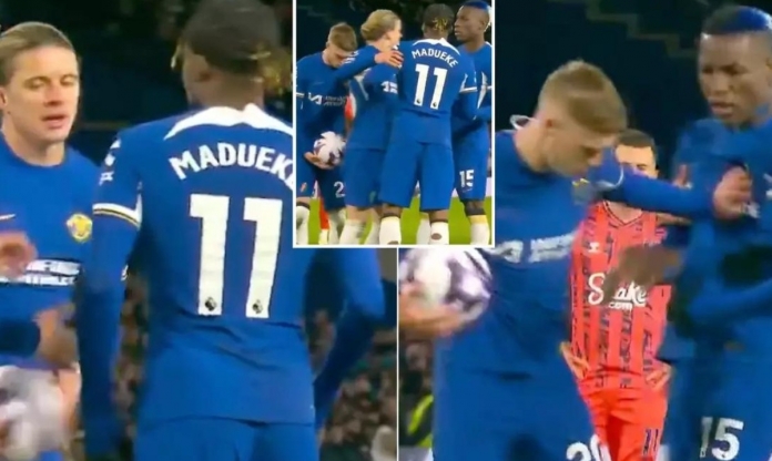 Cầu thủ Chelsea tranh sút pen ngay trên sân, Pochettino xấu hổ trả lời
