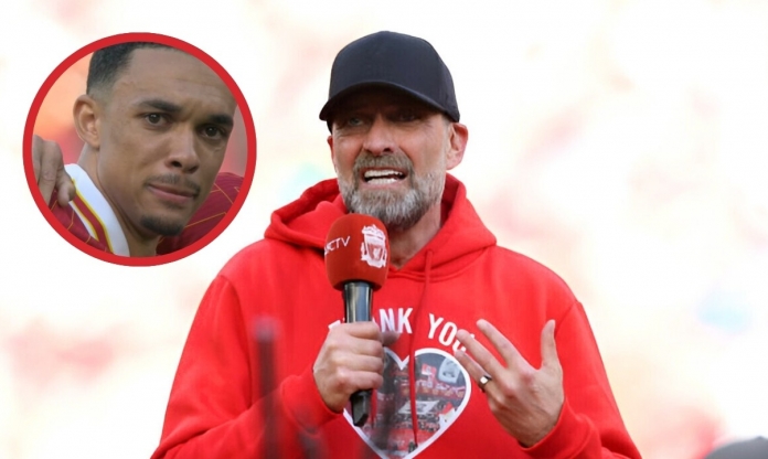 Jurgen Klopp hát chào tân HLV Slot, những giọt nước mắt ngày chia tay