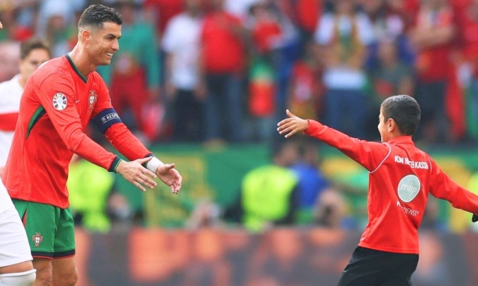 Tuyệt vời hình ảnh Ronaldo phản ứng với fan nhí lao xuống sân