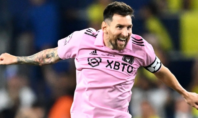 Bị la ó và nhận cùi chỏ, Messi ngạo nghễ nâng cúp cùng Inter Milan