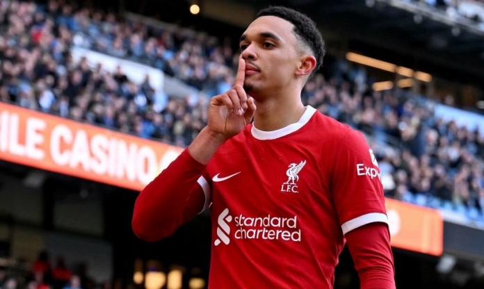 Ăn mừng ngạo nghễ, sao Liverpool buông lời chế giễu khiến fan Man City 'dậy sóng'