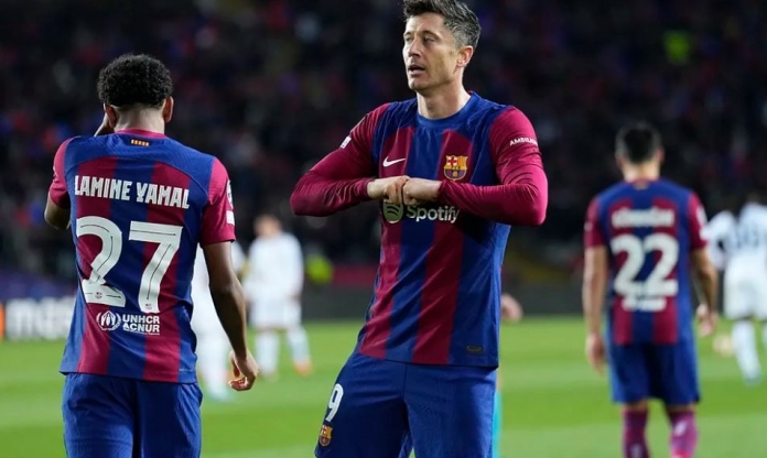 Lewandowski từ chối 100 triệu Euro để ở lại Barca