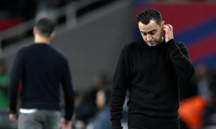 Xavi áp lực với những lời kêu gọi ở lại Barca