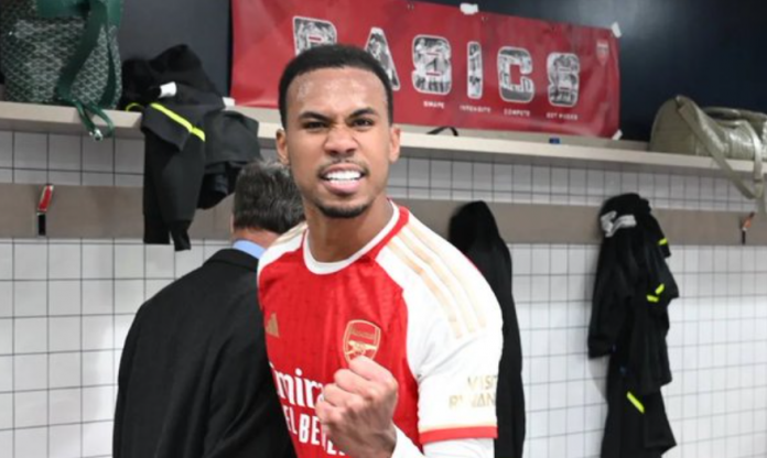 Phát hiện hình ảnh lạ trong phòng thay đồ Arsenal trận gặp Tottenham