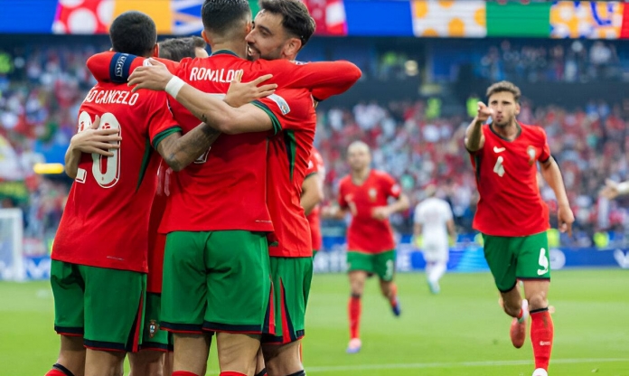 Ronaldo kiến tạo, Bồ Đào Nha đè bẹp Thổ Nhĩ Kỳ để tiến vào vòng trong