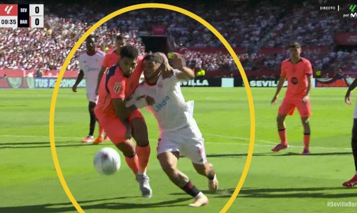 Tranh cãi bùng nổ ở trận Sevilla vs Barcelona