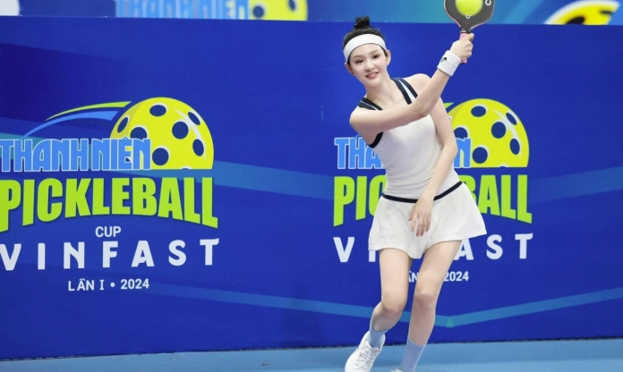 Ca sĩ Hiền Hồ gây bão mạng khi đánh pickleball lúc 23h30