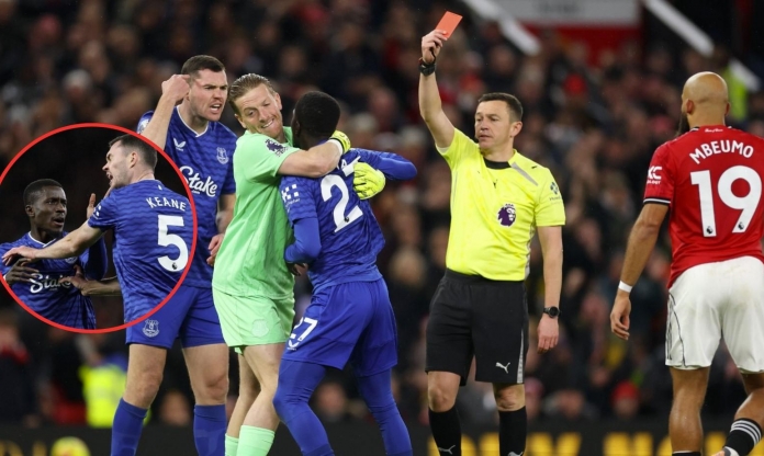 Sao Everton bị đuổi khỏi sân trận MU vì... đánh đồng đội