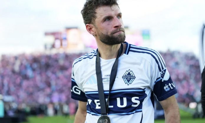 Thomas Muller thất vọng ra mặt khi thua Messi